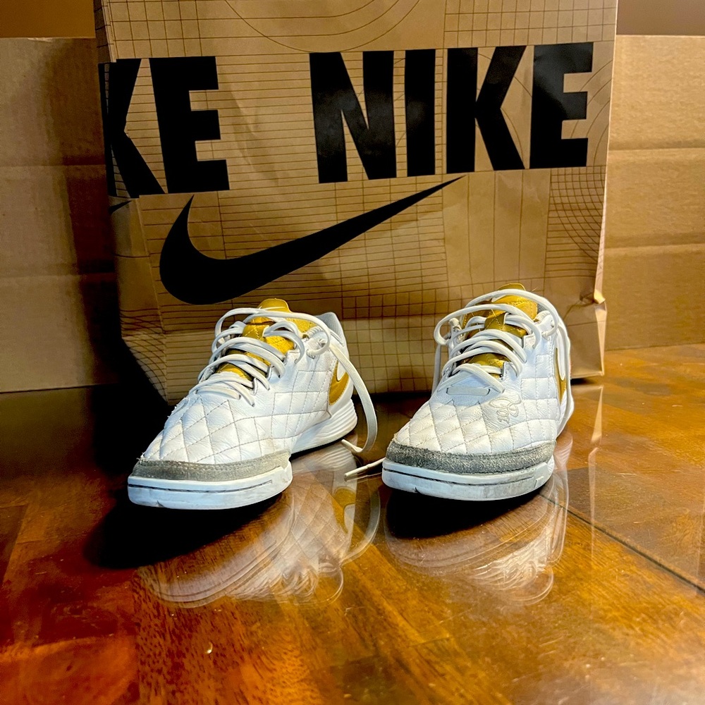 Indoor soccer cleats, nike tiempo, Ronaldinho sponsored shoes, men’s size 8